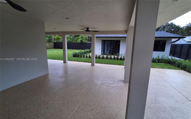 216 Shadow Way in Miami Springs, FL - Foto de edificio - Building Photo