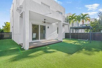 10373 NW 68th Ter in Doral, FL - Building Photo - Building Photo