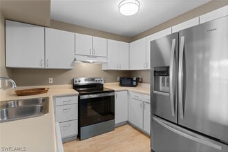 8274 Key Royal Cir in Naples, FL - Foto de edificio - Building Photo