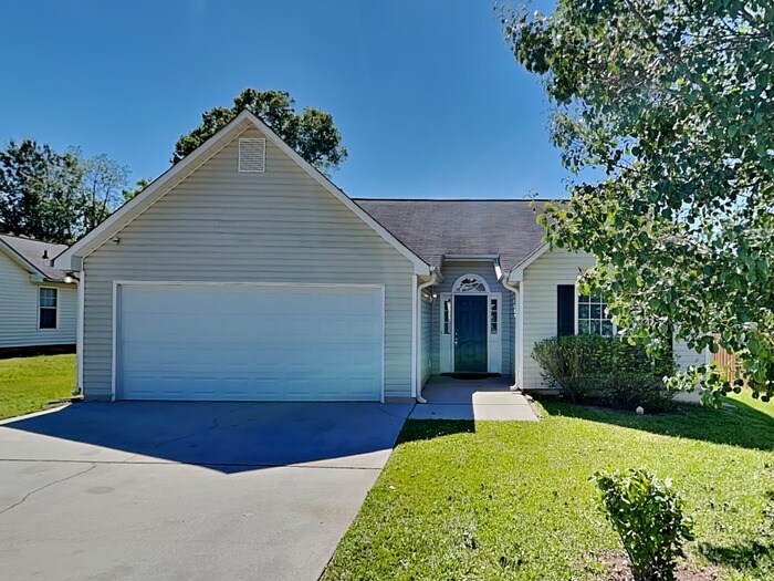 5867 Creekside Dr in Rex, GA - Building Photo