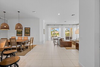 2911 Twin Oaks Way in Wellington, FL - Building Photo - Building Photo