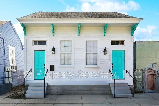 property at 910-912 N Prieur St