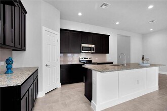 9708 Evening Canopy Dr, Unit T10 in Manor, TX - Foto de edificio - Building Photo