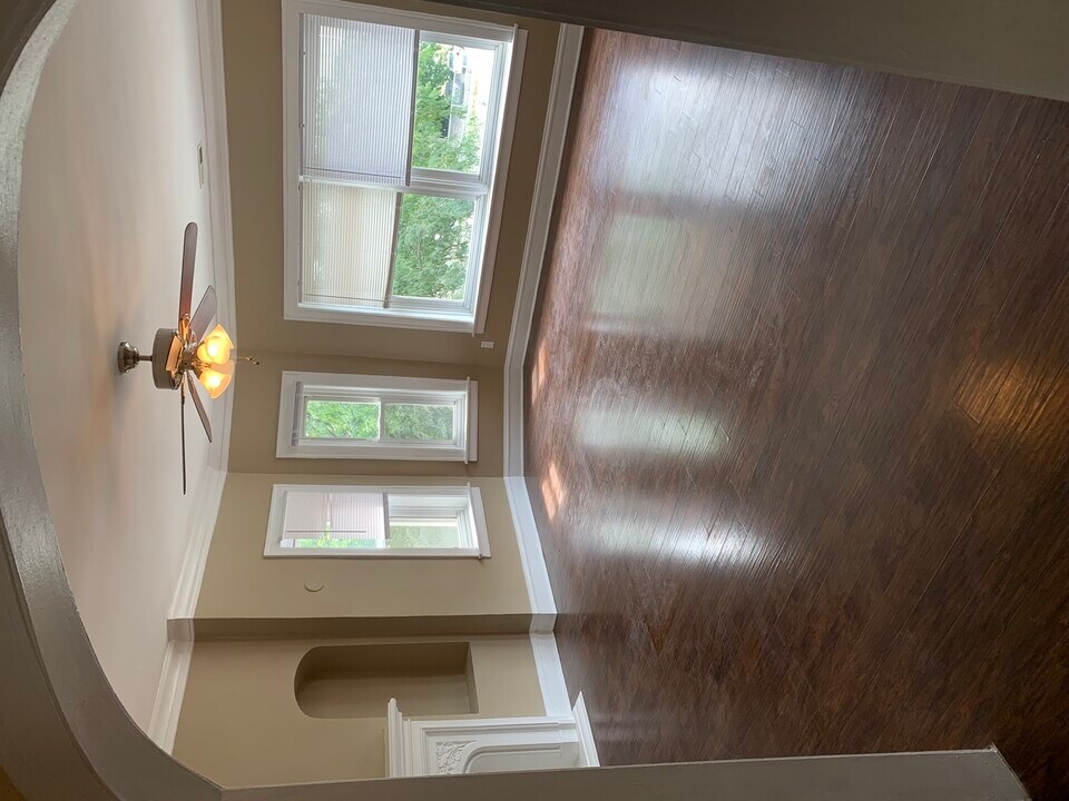 7831 S Cornell Ave in Chicago, IL - Building Photo
