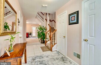 2451 Sugar Mill Way in Herndon, VA - Foto de edificio - Building Photo