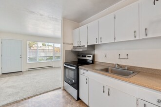 Raymond Apartments in Portland, OR - Building Photo - Interior Photo