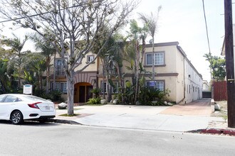 3729 Clarington Ave in Los Angeles, CA - Foto de edificio - Building Photo