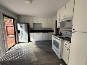 21 Larkspur Ln in Novato, CA - Building Photo - Building Photo