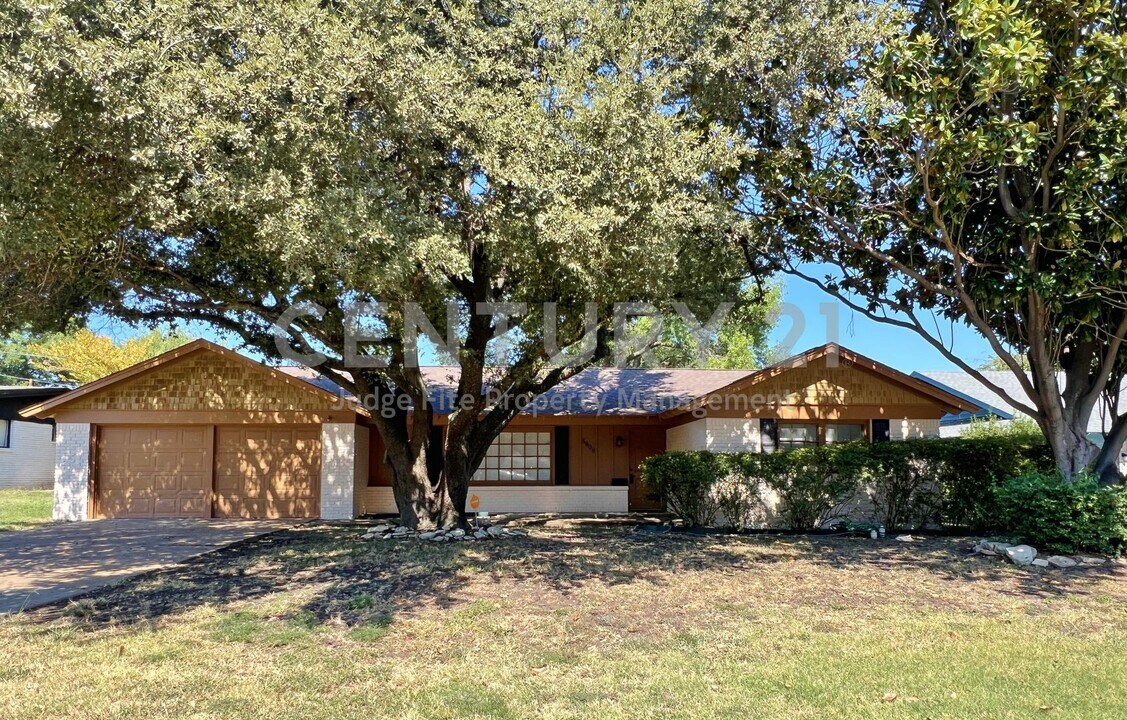 5908 Wedgmont Cir N in Fort Worth, TX - Building Photo