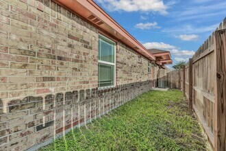 706 Thompson Rd in Mission, TX - Foto de edificio - Building Photo