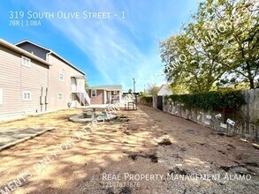 319 S Olive St in San Antonio, TX - Foto de edificio - Building Photo