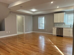 12 Lafayette St, Unit B in Wakefield, MA - Foto de edificio - Building Photo