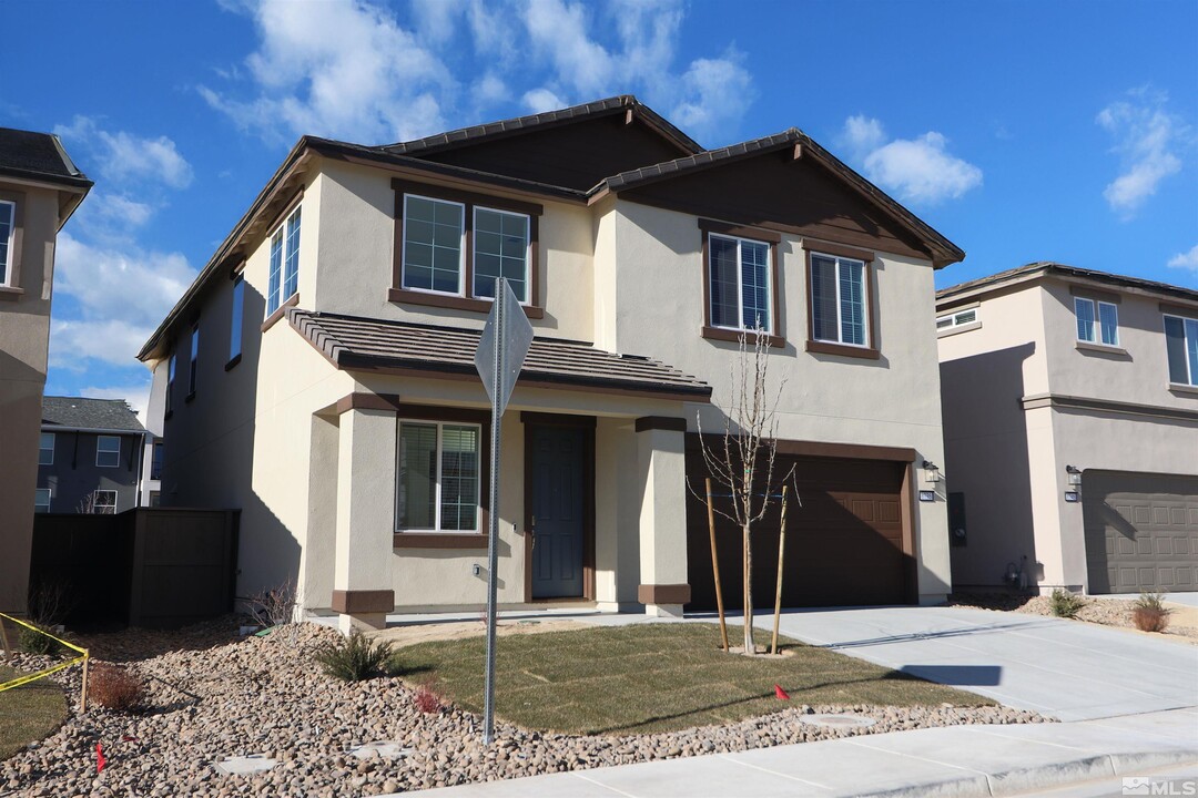 6735 Lunar Descent Dr in Sparks, NV - Building Photo