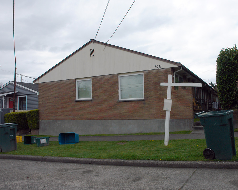 7009 Mary Ave NW in Seattle, WA - Foto de edificio