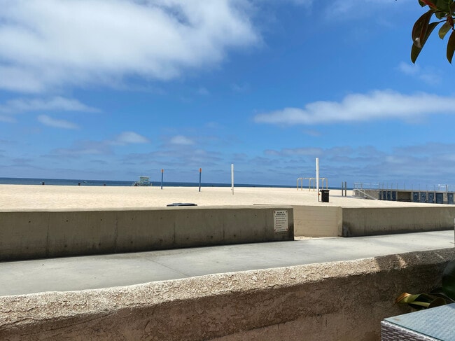 114 The Strand, Unit Suite 3 in Hermosa Beach, CA - Foto de edificio - Building Photo