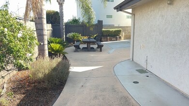 5106 Tipton St in San Diego, CA - Foto de edificio - Building Photo