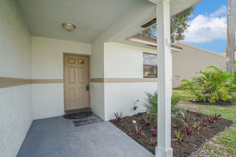 84 Magnolia Cir in Boynton Beach, FL - Building Photo - Building Photo