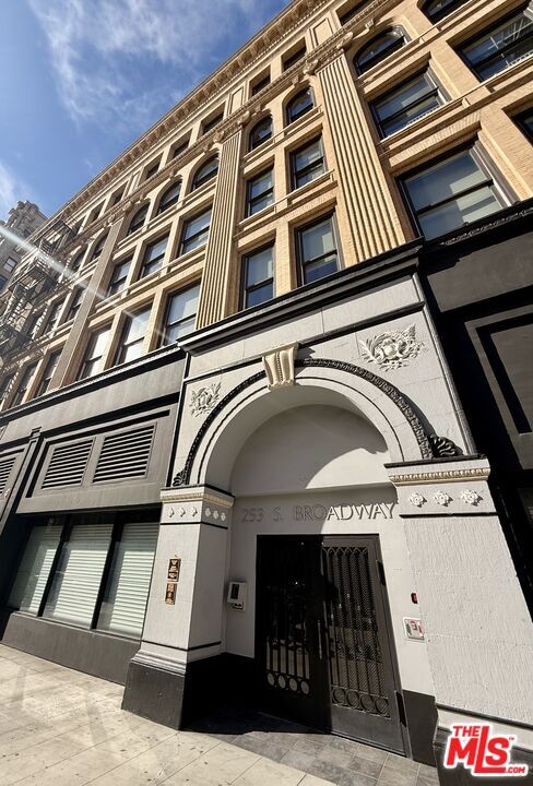 property at 253 S Broadway