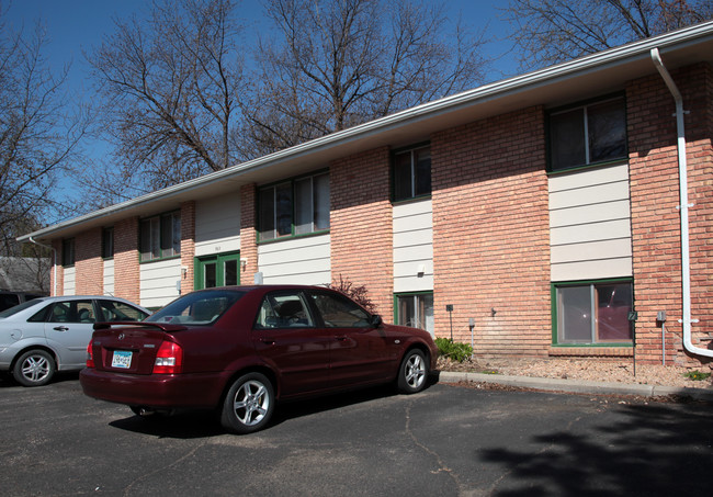 Twin Apartments in Hutchinson, MN - Building Photo - Building Photo