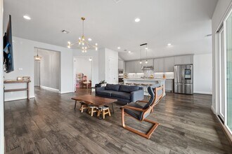 513 Elworth Path in Austin, TX - Foto de edificio - Building Photo