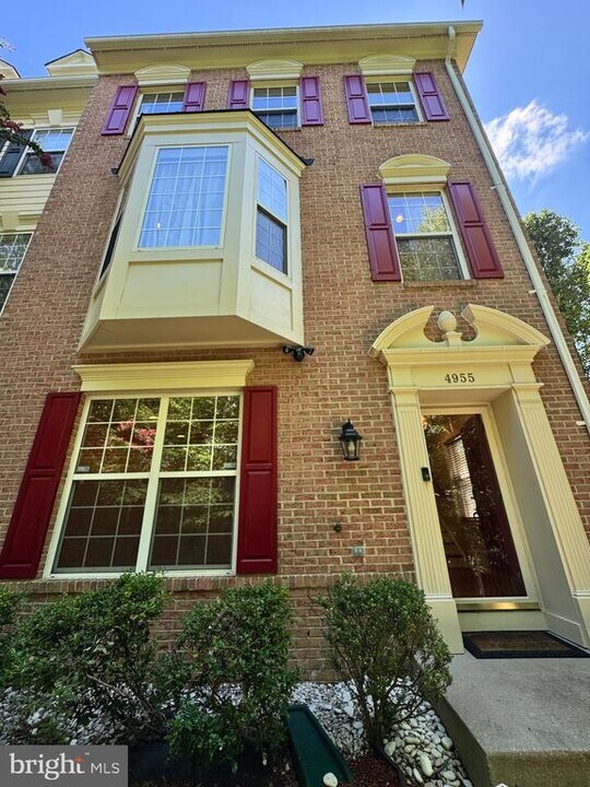 4955 Chaste Tree Pl in Woodbridge, VA - Building Photo