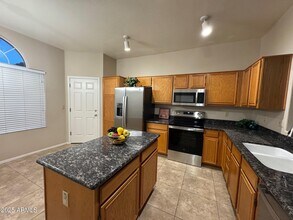 6814 W Louise Dr in Glendale, AZ - Building Photo - Building Photo