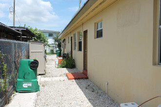 411 Sharar Ave in Opa Locka, FL - Building Photo - Building Photo