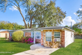 8360 Red Holly Ln in Jacksonville, FL - Building Photo - Building Photo