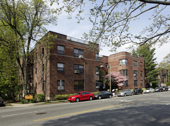 Melbourne House in Great Neck, NY - Building Photo - Building Photo