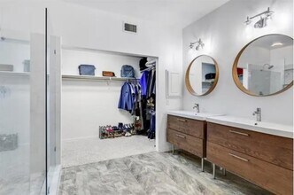 8925 Lakewood Dr in Irving, TX - Foto de edificio - Building Photo