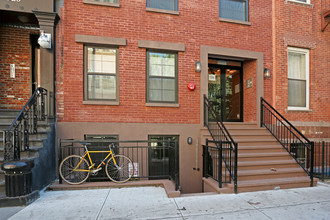 324 E 4th St in New York, NY - Building Photo - Building Photo