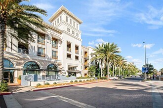 The Residences at Bella Terra in Huntington Beach, CA - Foto de edificio - Building Photo