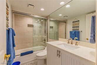 320 Seaview Ct in Marco Island, FL - Building Photo - Building Photo