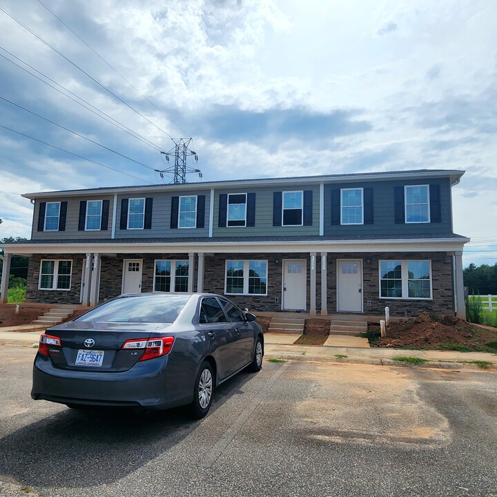 1629 Oak Leaf in Hickory, NC - Building Photo