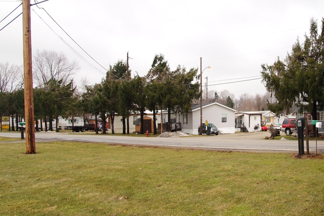 Pine Manor in Mantua, OH - Building Photo