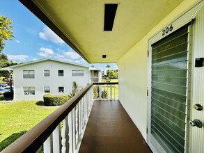 206 Windsor I in West Palm Beach, FL - Building Photo - Building Photo