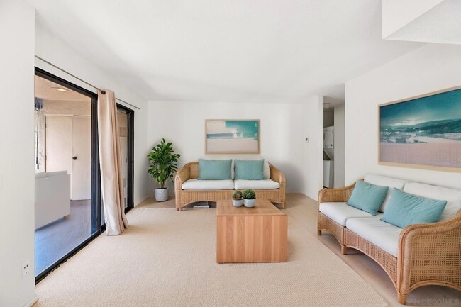 13063 Wimberly Square, Unit 114 in San Diego, CA - Foto de edificio - Building Photo