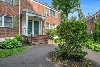 580 Bedford Rd in Pleasantville, NY - Foto de edificio - Building Photo