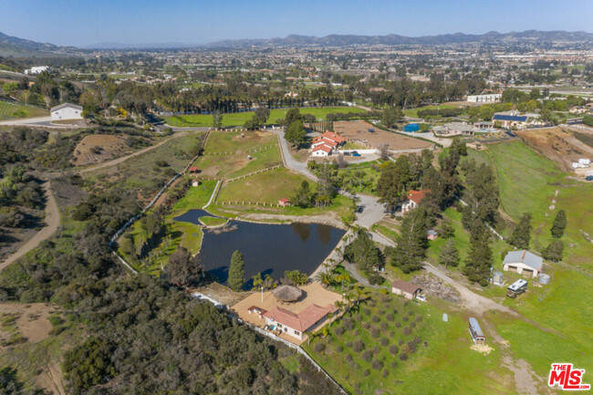 42880 Brown Rd in Murrieta, CA - Foto de edificio - Building Photo