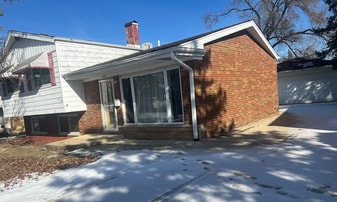 1049 S Charlotte St in Lombard, IL - Building Photo