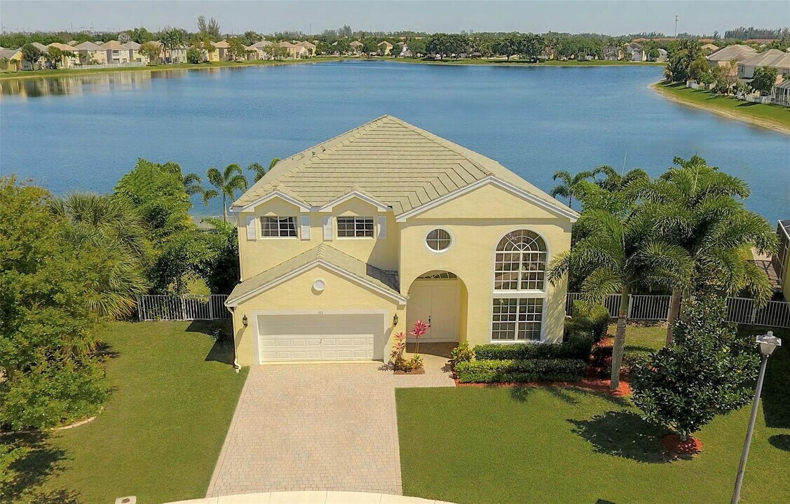 103 Devonshire Cir in Royal Palm Beach, FL - Building Photo