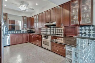 1640 Presidential Way, Unit 501 in West Palm Beach, FL - Building Photo - Building Photo