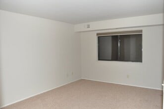 30042 W 12 Mile Rd, Unit 55 in Farmington Hills, MI - Building Photo - Building Photo