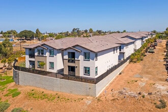 BC Ridgeway Apartments in National City, CA - Foto de edificio - Building Photo