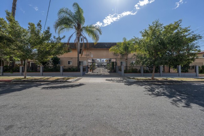 1008 S. Flower Street in Inglewood, CA - Foto de edificio - Building Photo