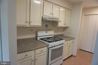 1914 Old Stone Mill Dr in East Windsor, NJ - Foto de edificio - Building Photo