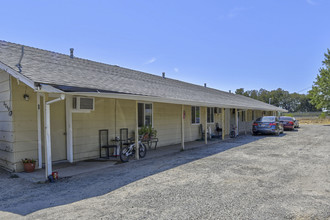 5240 Lindhurst Ave in Marysville, CA - Foto de edificio - Building Photo