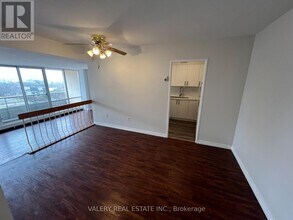 31 Four Winds Dr in Toronto, ON - Building Photo - Building Photo