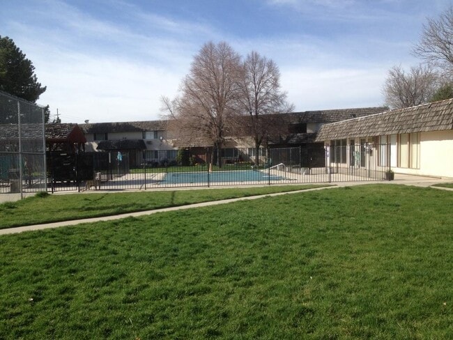 4517 S 1175 W in Taylorsville, UT - Foto de edificio - Building Photo