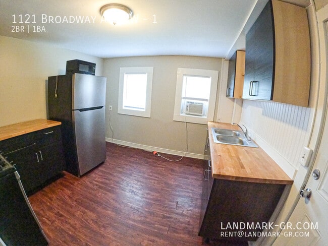 1121 Broadway Ave NW in Grand Rapids, MI - Building Photo - Building Photo